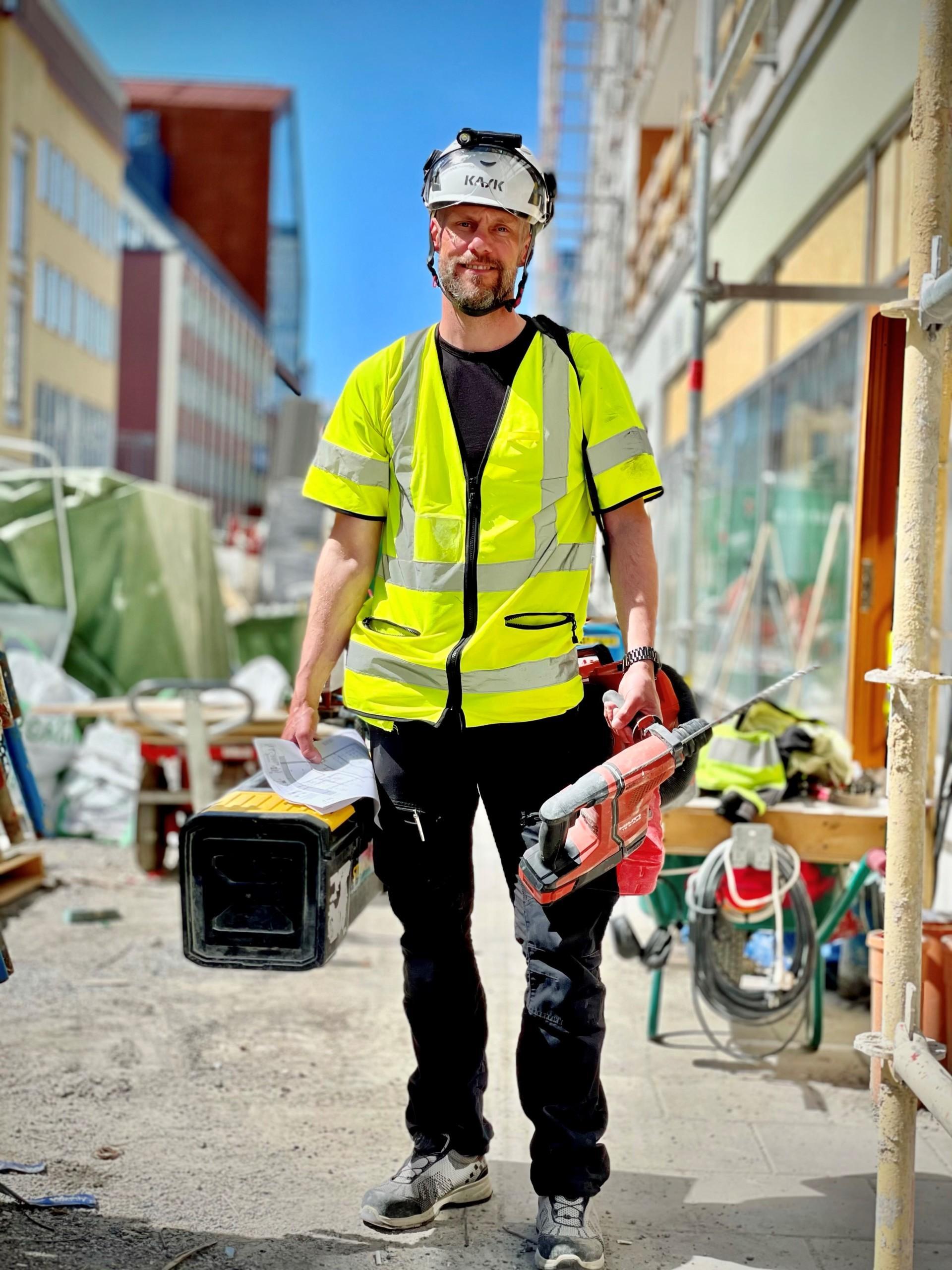 Larsa ute på bygge