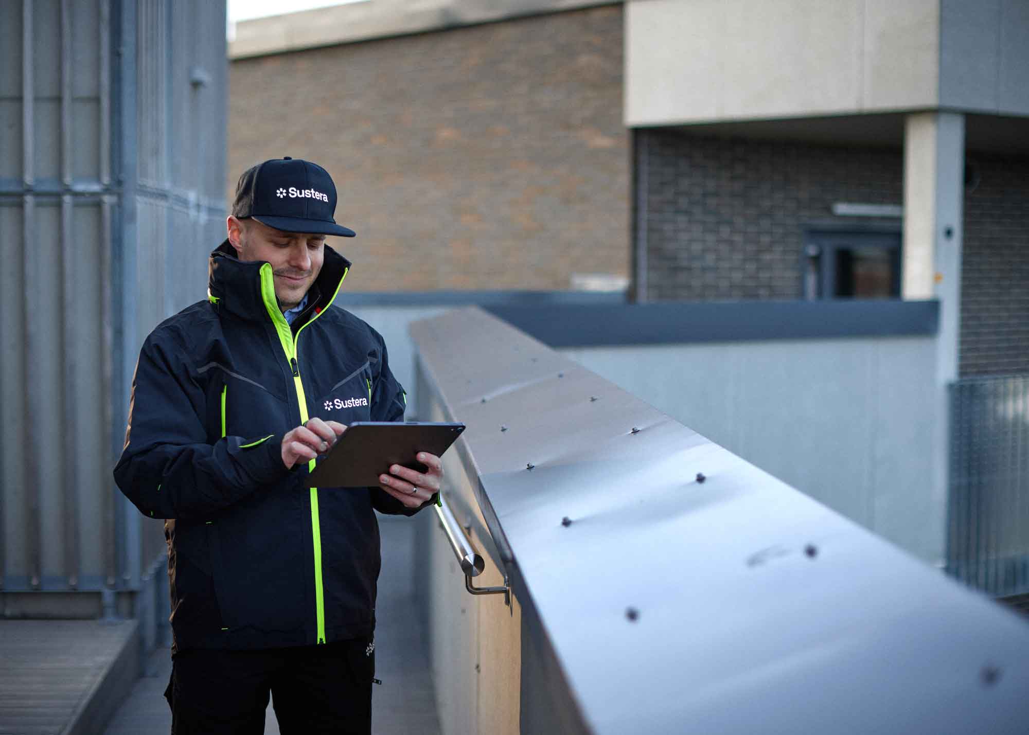 Sustera_man_roof_ipad_LR