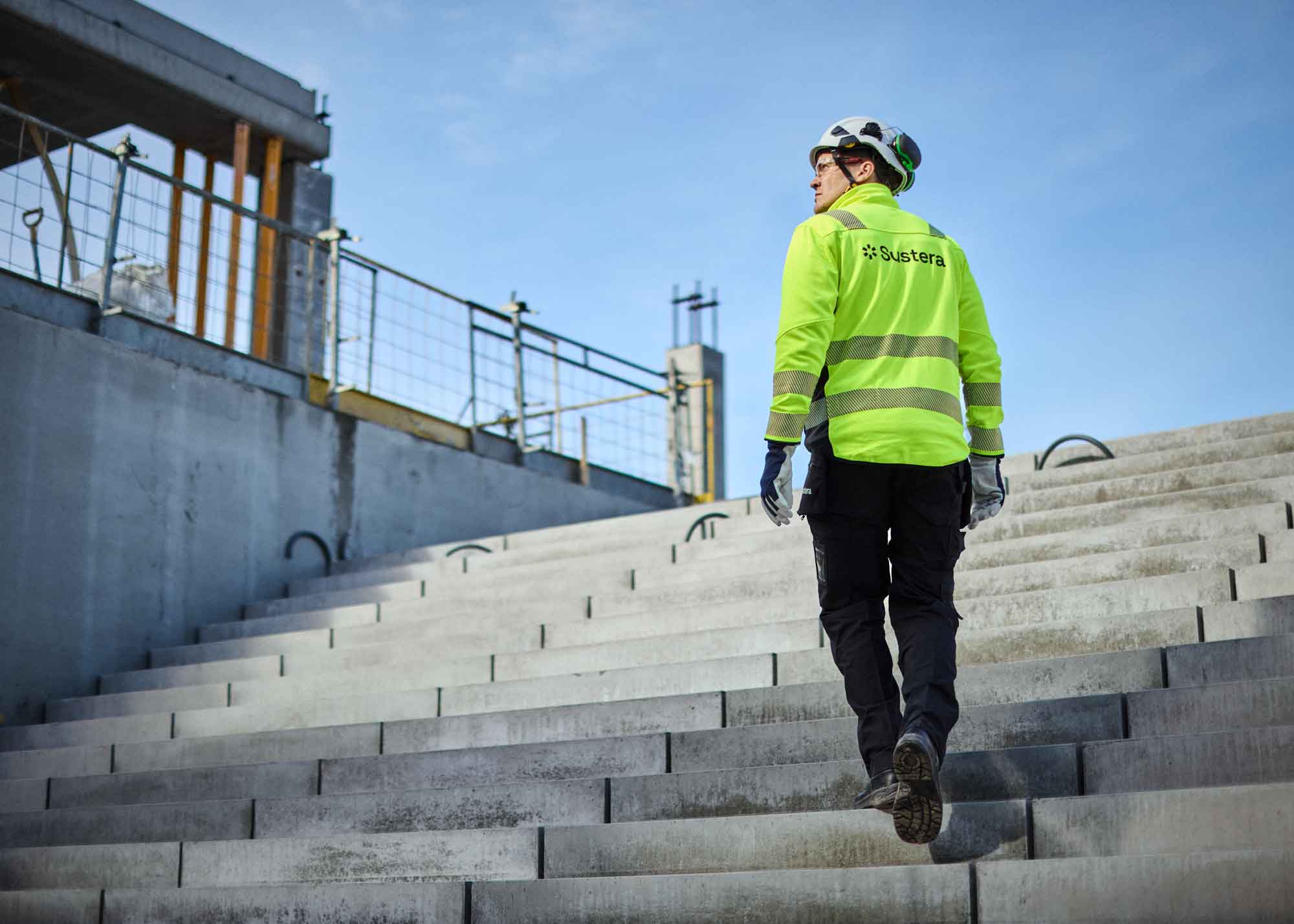 Sustera_man_stairs_LR