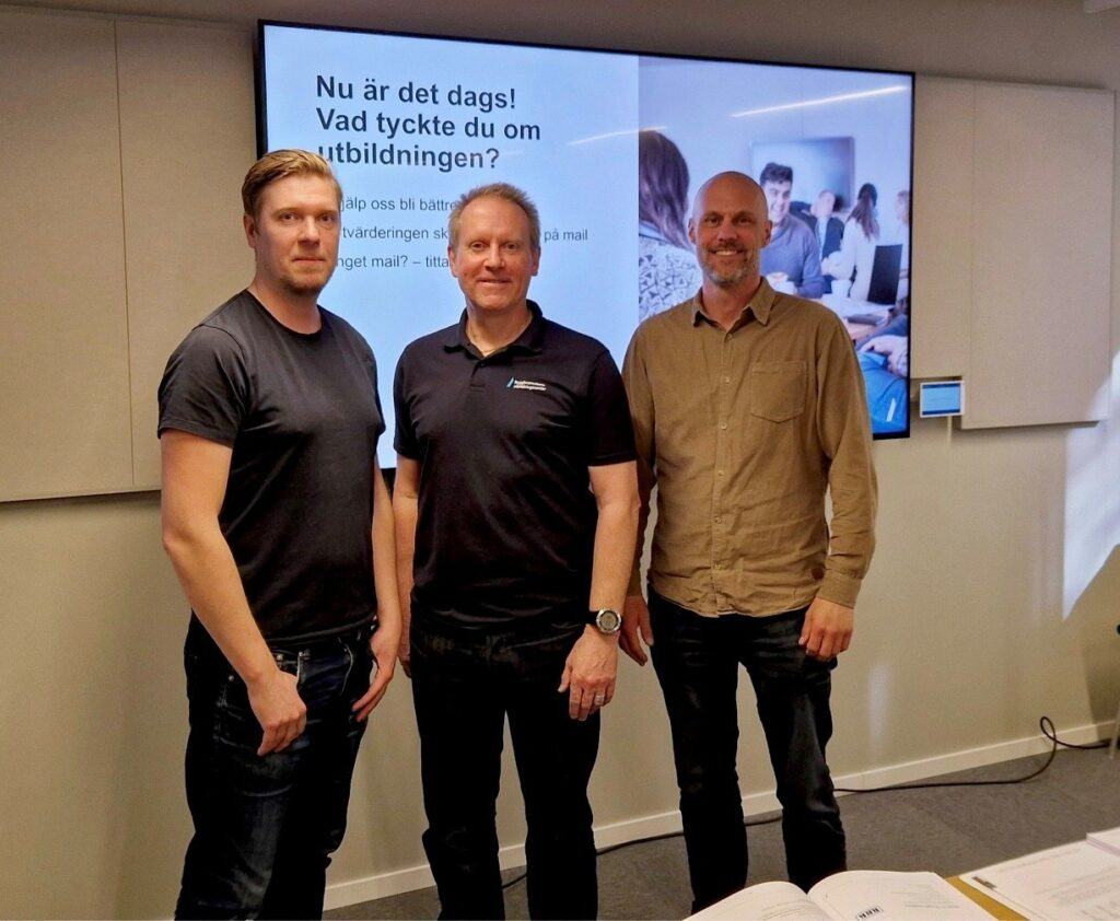 Sustera och BUC inleder samarbete.
Fr vänster Erik Berggrén, Fuktsakkunnig och gruppchef Fuktkonsultgruppen Sustera
Ted Rapp, Ted Rapp ansvarig för systemet RBK-auktoriserad fuktkontrollant samt Lars Hasselbom, fukttekniker Sustera.